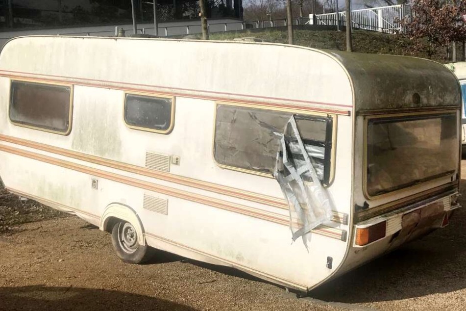 Die Polizei befreite das Mädchen (12) aus diesem Campingwagen.