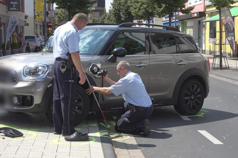 Der Mann ist stark sehbehindert und war mit seinem Blindenstock unterwegs.