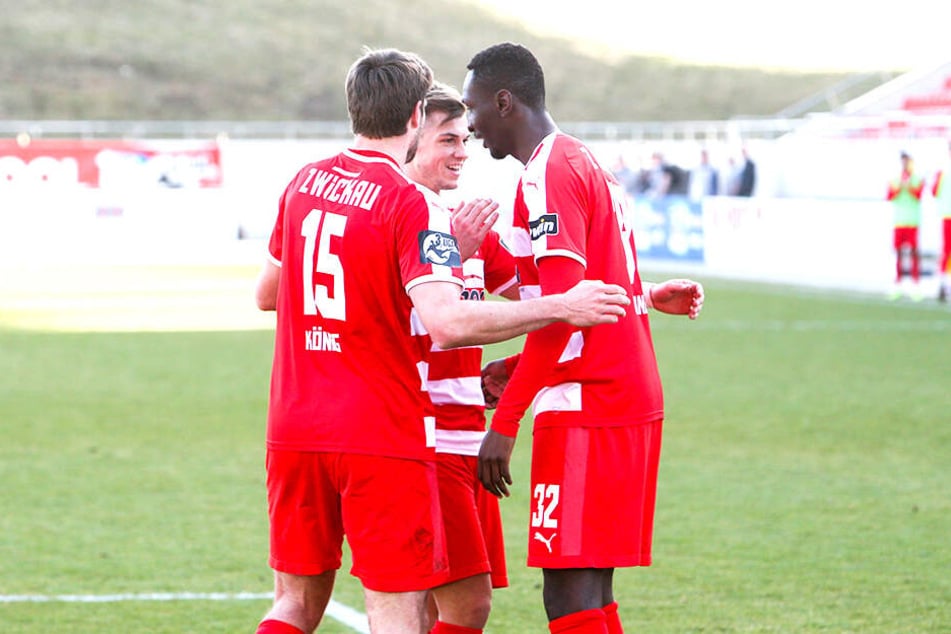 Ronny König (l.) gratuliert den beiden Wechslern Kevin Hoffmann (M.) und Tarsis Bonga. Hoffmann bereitete den Treffer von Bonga mustergültig vor.