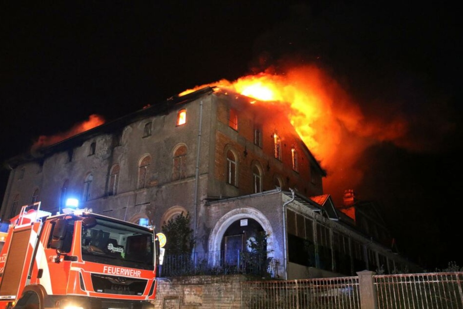 Bis der Brand gelöscht sei, werde es voraussichtlich noch mehrere Stunden dauern.