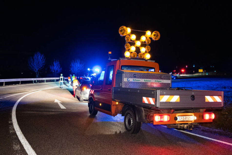 Ein Wagen der Sraßenbahnmeisterei war durch Zufall vorbeigekommen und sperrte die Straße ab.