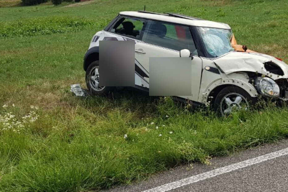 Der Fahrer des Autos verstarb noch an der Unfallstelle.
