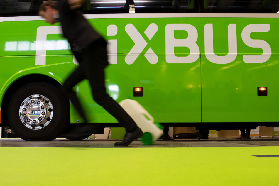Das Unternehmen Flixbus wird angeklagt, weil es beim Fahrkartenverkauf Gebühren je nach Zahlmethode verlangt. (Symbolbild)
