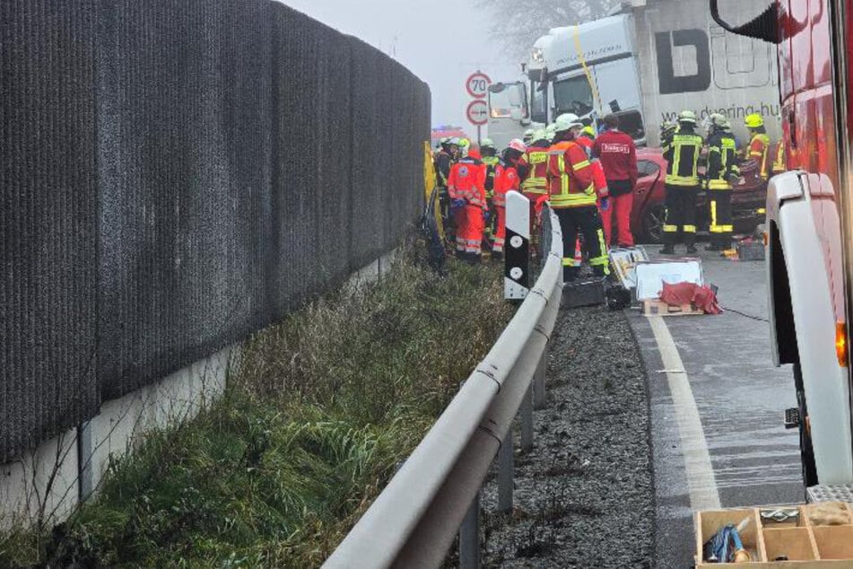 Zahlreiche Rettungskräfte sind an der Unfallstelle auf der B12 im Einsatz.