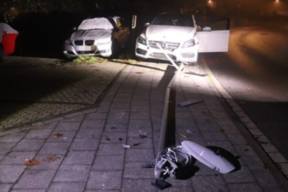 Mercedes-Fahrer brettert gegen Laterne und flüchtet - dann macht Polizei Entdeckung