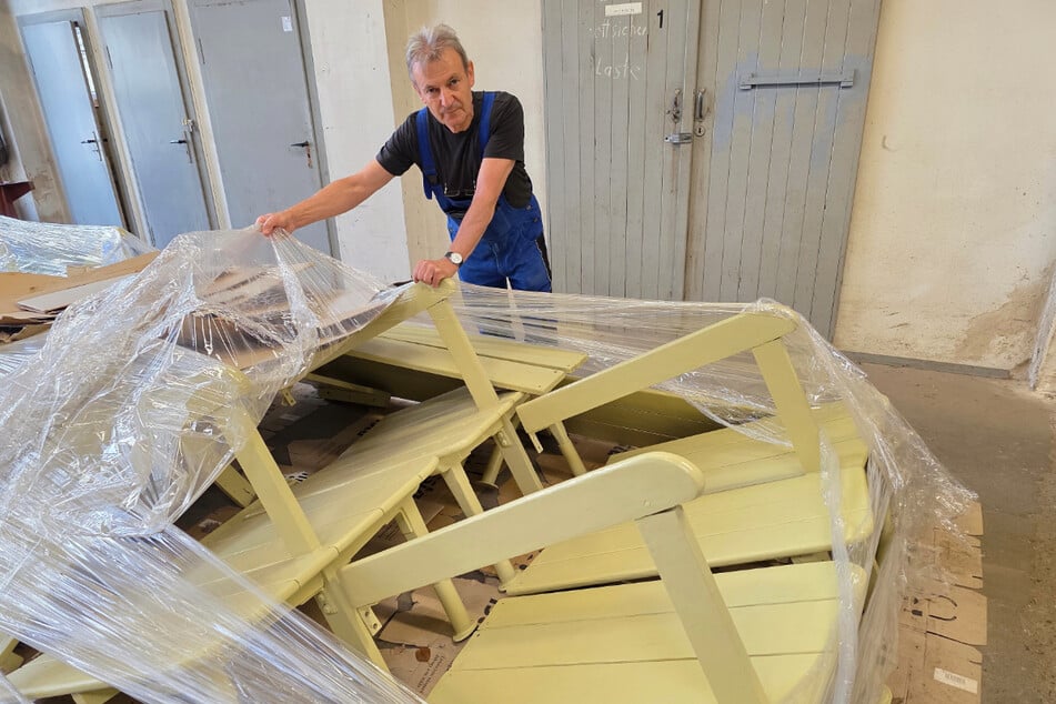 Die aufbereiteten Holz-Sitzgelegenheiten bieten Platz für 51 Personen.