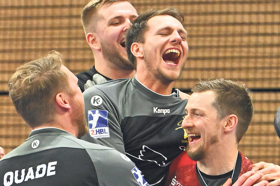 Mario Huhnstock (r.) wurde zu Recht gefeiert. Mit 15 Paraden sicherte HCE-Keeper den Derby-Sieg.