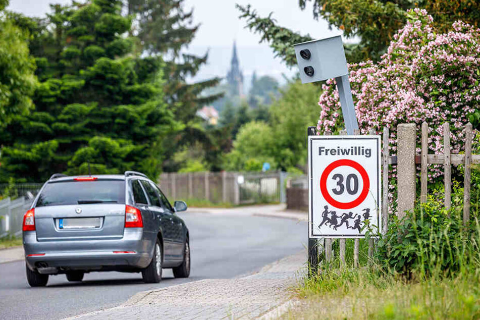 Das Aufstellen der Blitzer-Attrappe ist weder strafbar noch eine Ordnungswidrigkeit.