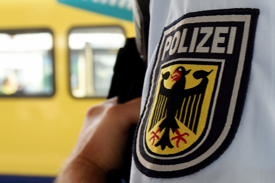 Ein betrunkener Schwarzfahrer rief die beamten auf den Plan. (Symbolbild)