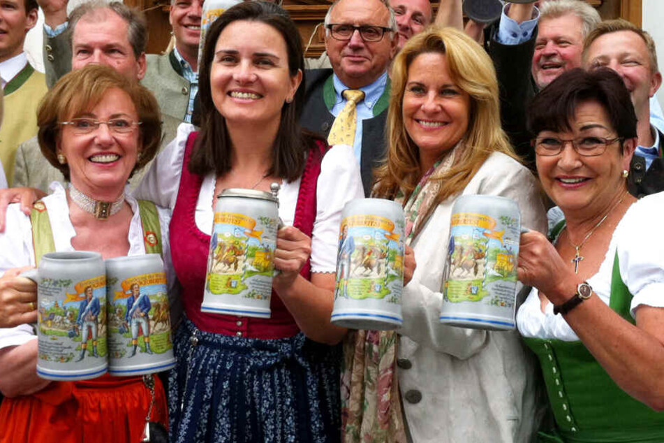 Stephanie Spendler (2.v.l.) soll als alleinige Wirtin das Löwenbräuzelt übernehmen.
