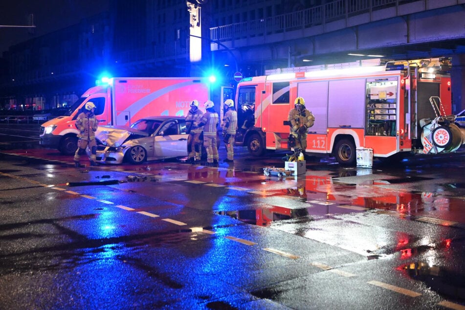 Kreuzungs-Crash in Schöneberg: Passant bedroht und beleidigt Polizisten