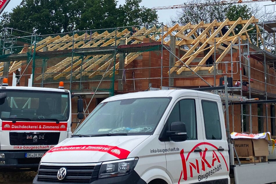 Als Zimmerer (m/w/d) unterstützt Du das Team von Inka Bau beim Erstellen von Dachstühlen.