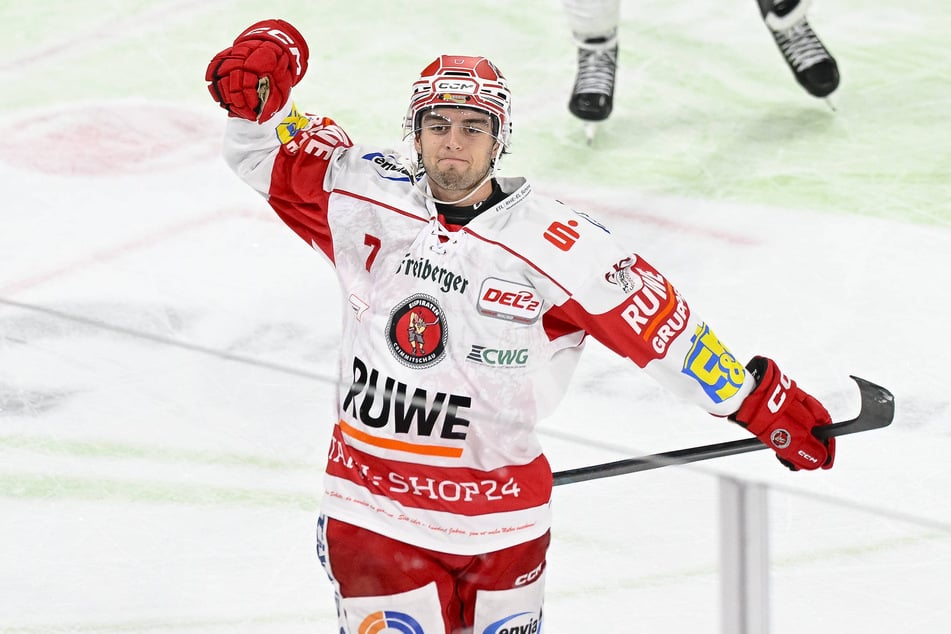 Adam McCormick (25) bleibt auch in der nächsten Spielzeit bei den Eispiraten Crimmitschau.