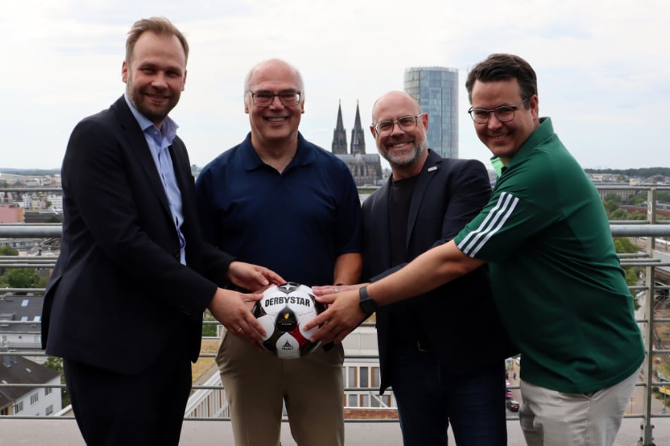 Freuen sich über die Vertragsverlängerung (v.l.n.r.): Robert Voigtsberger (Beigeordneter für Bildung, Jugend und Sport der Stadt Köln), Dirk Brennecke (Geschäftsführer Fußball-Verband Mittelrhein), Lutz Wingerath (Geschäftsführer der Kölner Sportstätten GmbH) und Rudi Rheinstädtler (Vizepräsident Sport Fußball-Verband Mittelrhein).