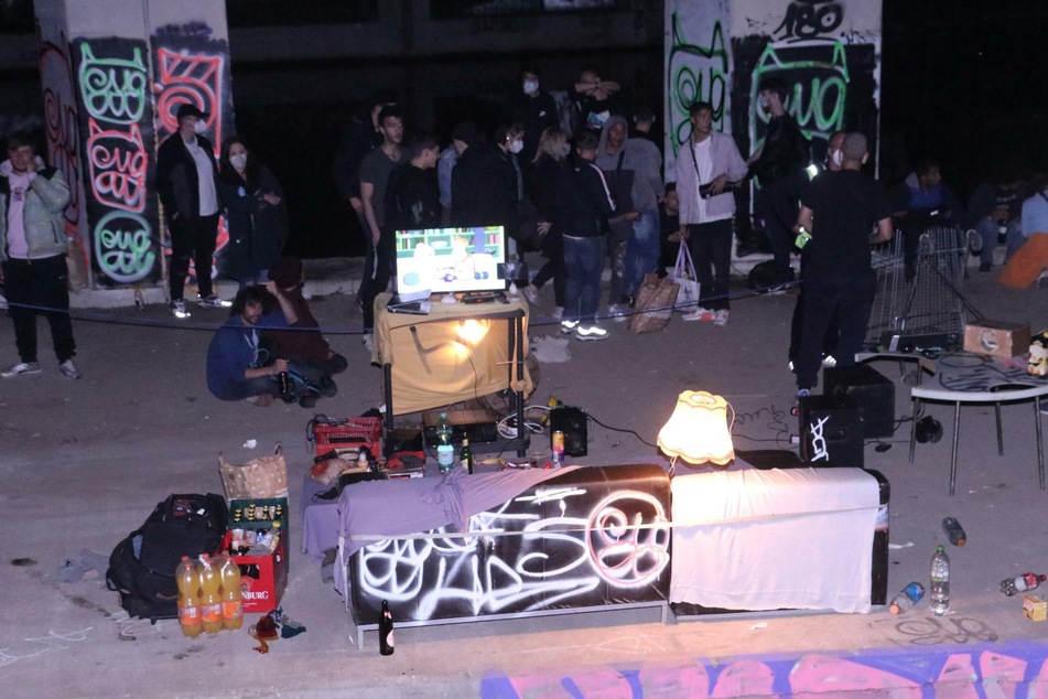 Mit DJ-Pult, Couch und ein paar Bierchen hatten es sich zeitweise mehr als 100 Menschen bequem gemacht.