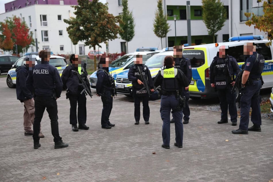 Schwer bewaffnete Beamte haben die Viktoriastraße in Velten abgeriegelt.