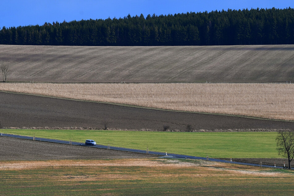 Als sie bei der Verfolgungsjagd auf einer Landstraße einen verletzten Mann entdeckten, kümmerten sich die Beamten lieber um diesen. (Symbolbild)