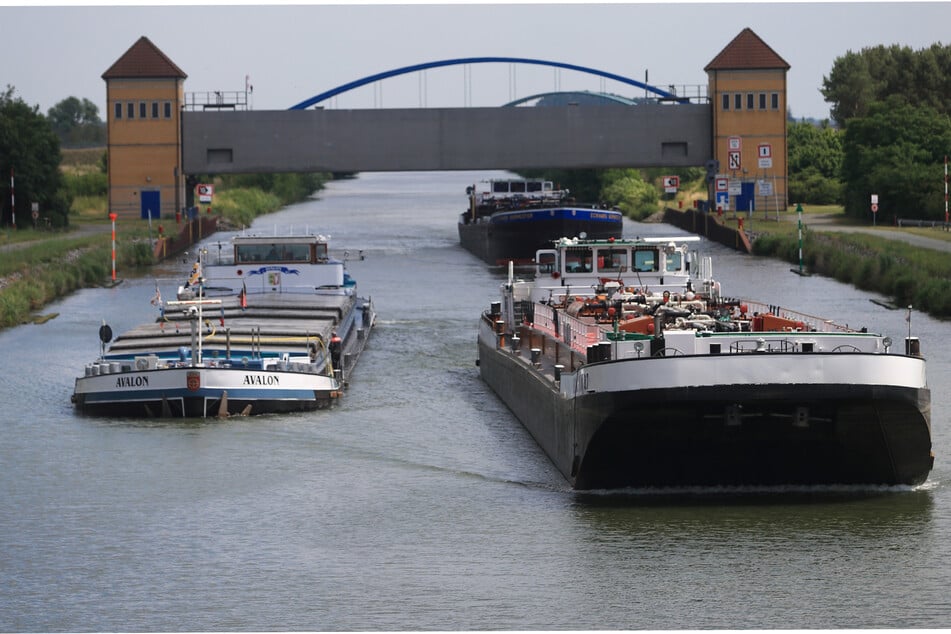 Schiffskran legt Mittellandkanal bei Haldensleben lahm!