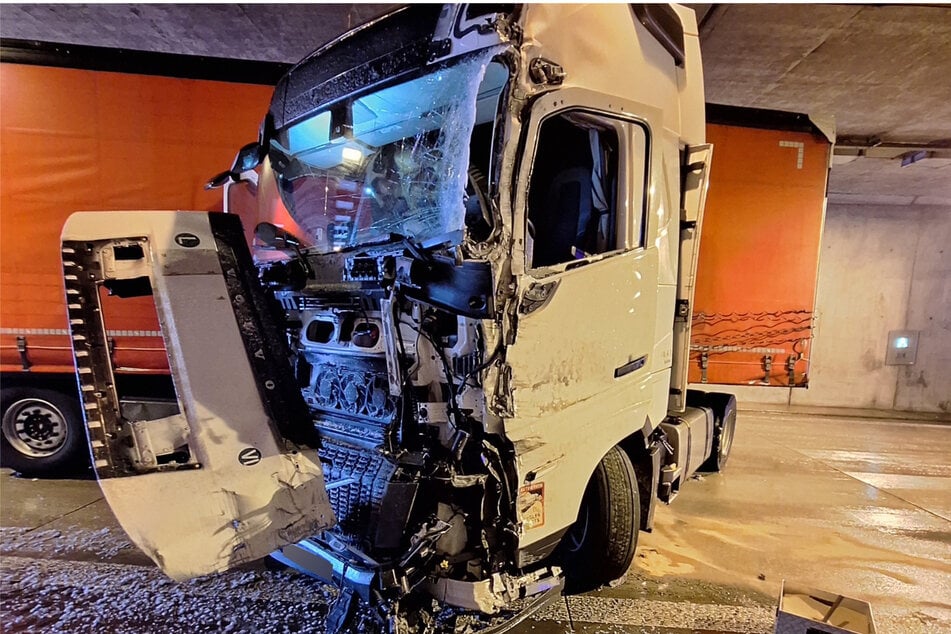 Der Lastwagen wurde schwer beschädigt, konnte aber noch aus eigener Kraft auf den Standstreifen fahren.