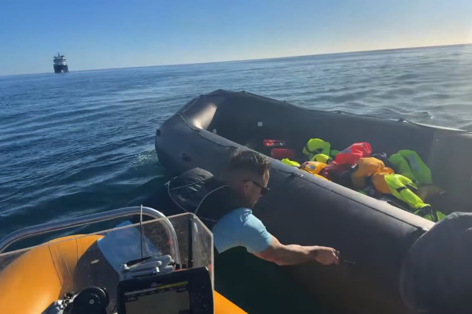 ... versuchte anscheinend das Boot zu beschädigen.
