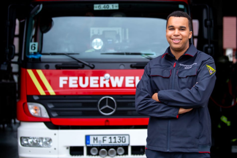 Joshua Grasmüller (19), ehemaliger Landesschülersprecher von Bayern, steht in der Fahrzeughalle der Feuerwache 6. in München.
