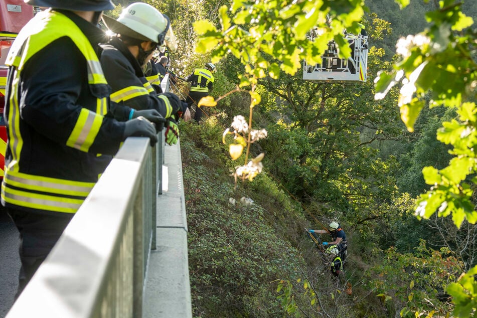 An diesem steilen Abhang wurde die Tote (†21) am Samstagmorgen aufgefunden. Ob der mutmaßliche Täter (32) sie möglicherweise von der angrenzenden Brücke gestoßen hat, muss erst noch ermittelt werden.