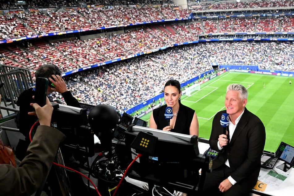 Stimmen auf das Spiel ein: Esther Sedlaczek (40) und Bastian Schweinsteiger (42).