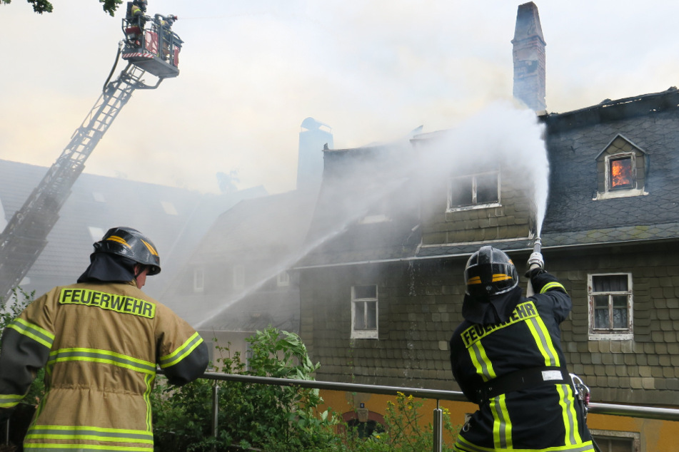 Die Feuerwehrleute bekämpfen die Flammen.