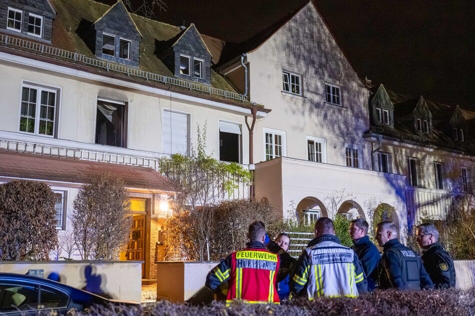 Nachdem die Einsatzkräfte der Feuerwehr den Brand gelöscht hatten, wurde das Gebäude belüftet.