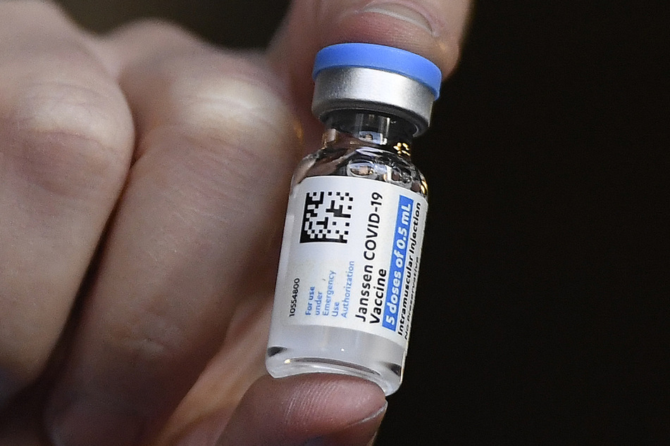 Eine Dosis mit dem Corona-Impfstoff des US-Pharmakonzerns Johnson & Johnson.