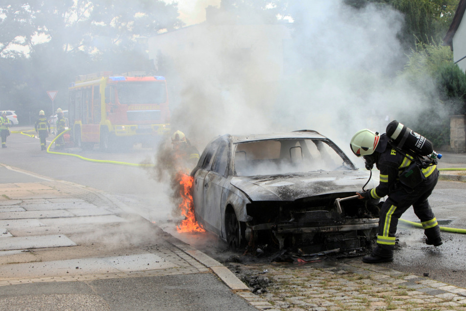 Dresden: Mitten in Pirna: Geparktes Auto fängt Feuer und wird völlig zerstört