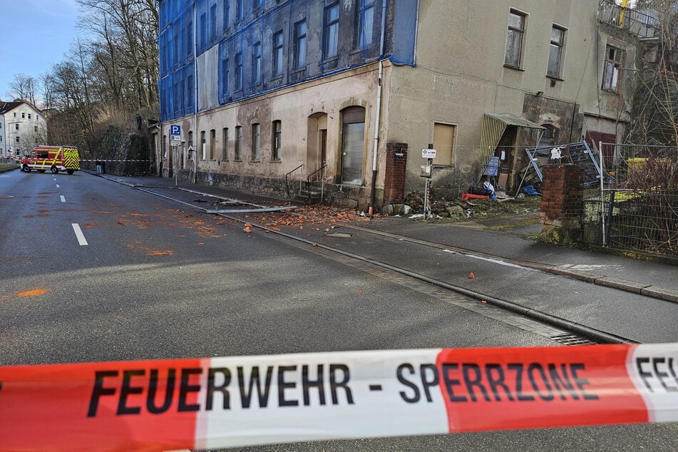 Vom Haus stürzten Regenrinnen und Ziegel herab und landeten auf dem Gehweg und der Straße.