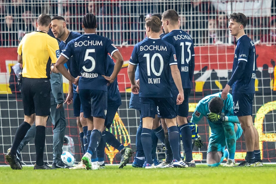 Nachdem VfL-Keeper Patrick Drewes (31) von einem Feuerzeug getroffen wurde, kniet er am Boden.