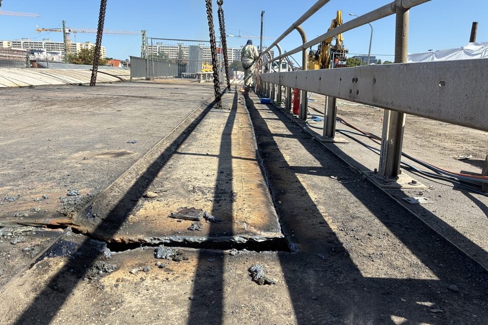 Der Überhang der Brücke musste für die Baufreiheit im Gleisbereich entfernt werden.