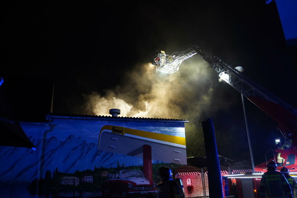 Gegen 23.20 Uhr entfachte in Weißwasser/Oberlausitz am Halbendorfer Weg ein Feuer.