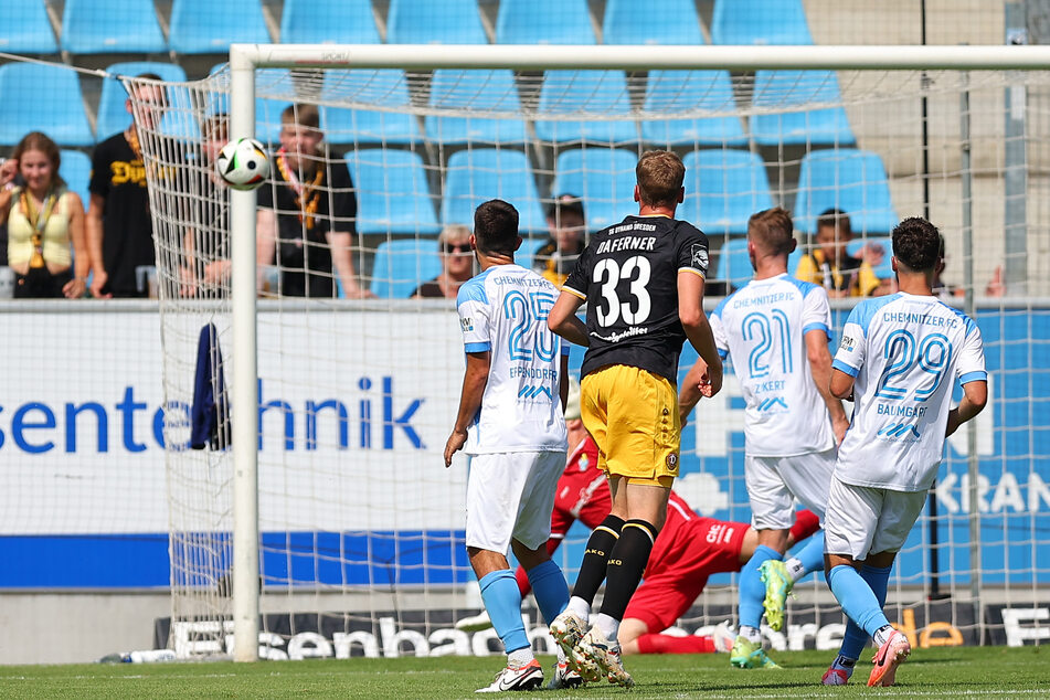 Christoph Daferner (26, 2.v.l.) traf nach der Pause nur den Pfosten.