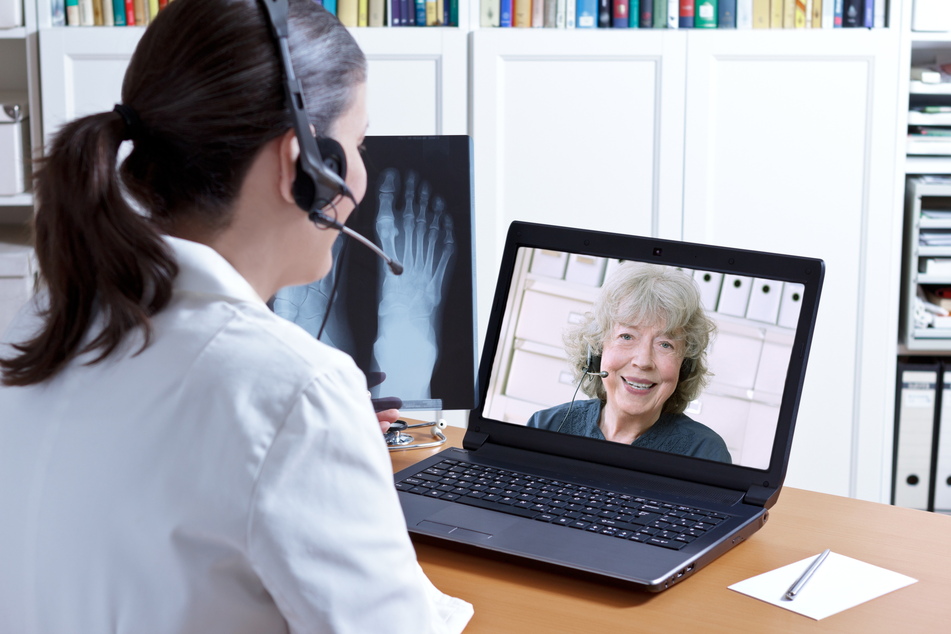 Ärzte helfen bei der Videotelefonie mit den Angehörigen (Symbolfoto).