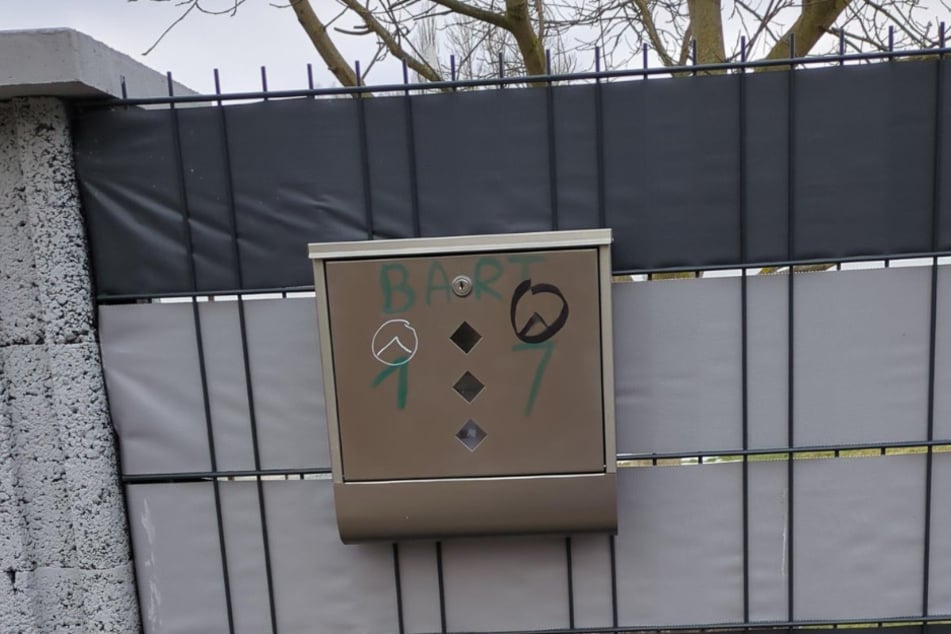 Auch Briefkästen und Schilder wurden mit Zeichen der Identitären Bewegung verunstaltet.