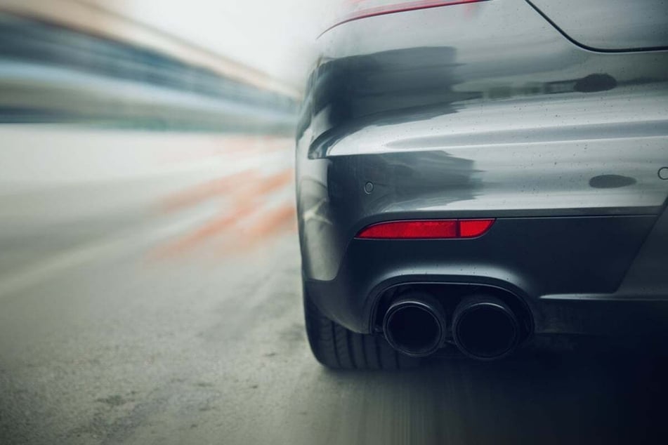 Ein grauer und ein weißer BMW sollen sich auf der A61 ein illegales Autorennen geliefert haben. (Symbolfoto)