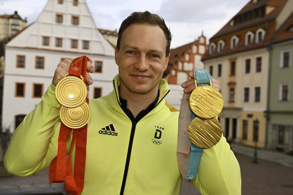 Bob-Pilot Francesco Friedrich (31) präsentiert stolz seine bei Olympia erworbene Medaillensammlung.