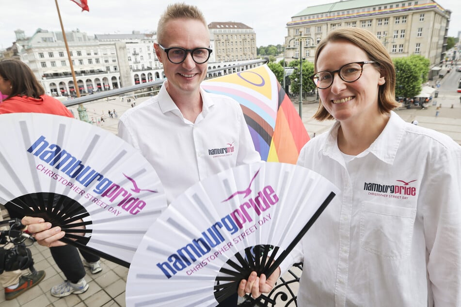 Christoph Kahrmann (l.) und Jenny Saitzek - Vorsitzende Hamburg Pride e.V. - rufen zur zahlreichen Teilnahme an der CSD-Demonstration am Samstag auf.