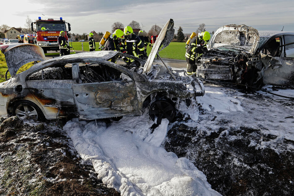 Schwerer Frontal-Crash auf Landstraße: Auto komplett abgefackelt!