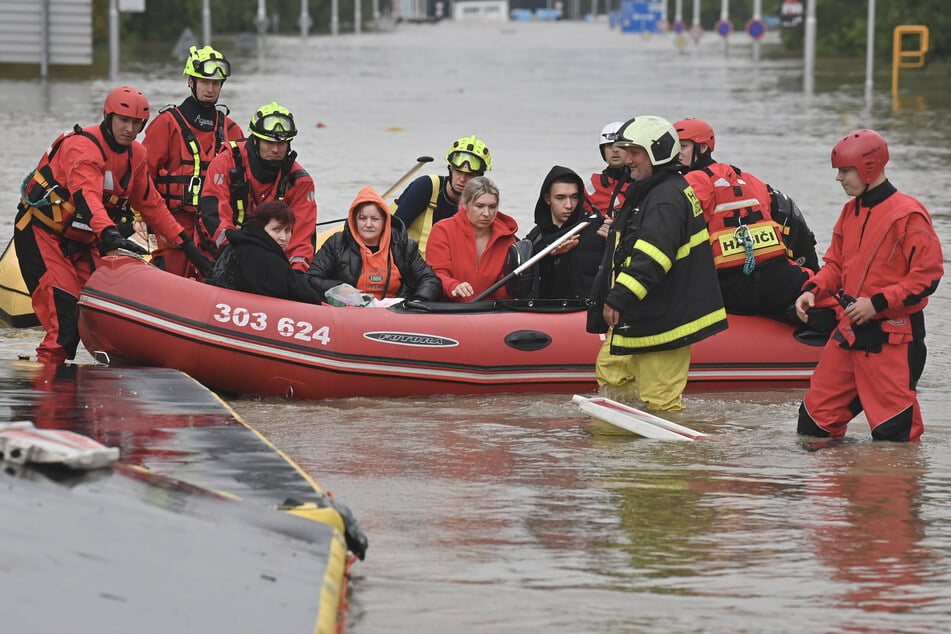 Nach sintflutartigen Regenfällen stehen in Tschechien ganze Landstriche unter Wasser. Feuerwehr und andere Rettungskräfte sind im Dauereinsatz.