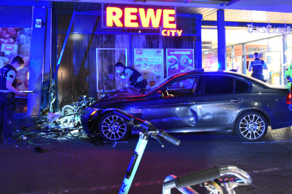 Auto fährt in Einkaufscenter: Zwei Verletzte