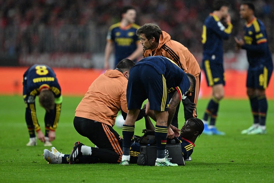 Bukayo Saka (Boden) muss behandelt werden.