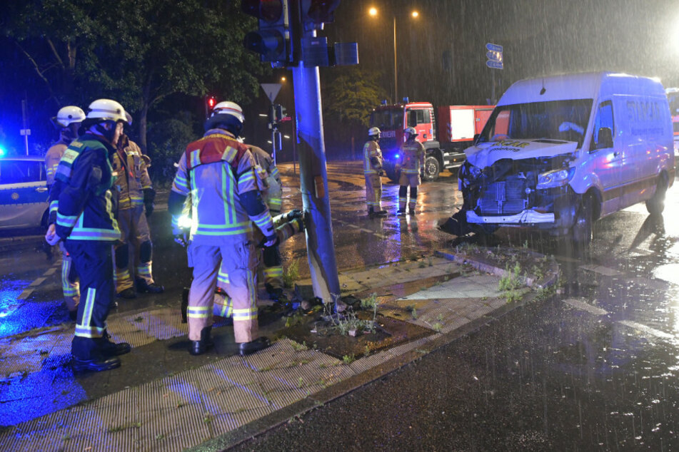 Feuerwehrleute an der Unfallstelle.