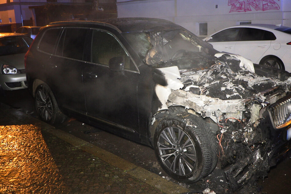 In der Nacht auf Montag brannte in Lindenau ein SUV Volvo XC90.