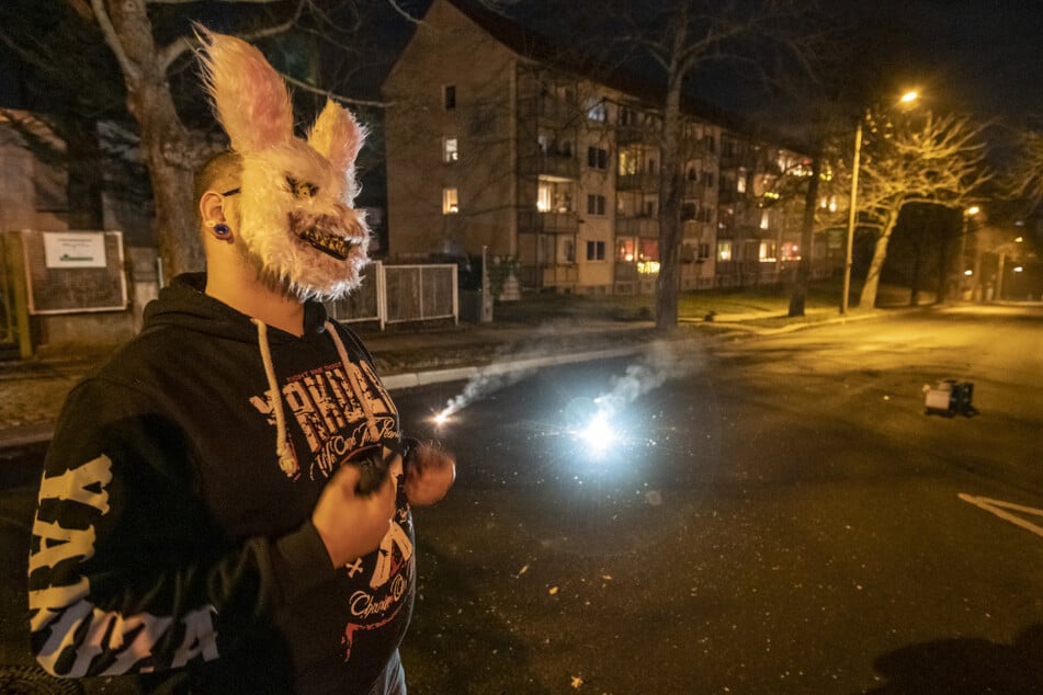 Tony (32) ließ sich trotz Böllerverbots die Knallerei in der Weststraße nicht verbieten, versteckte aber sein Gesicht hinter einer Hasenmaske.