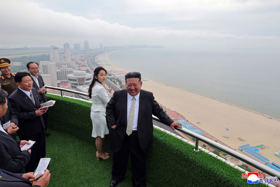 Der nordkoreanische Machthaber Kim Jong-un (41) zeigte sich bei der Eröffnungsfeier an der Ostküste mit bester Laune.