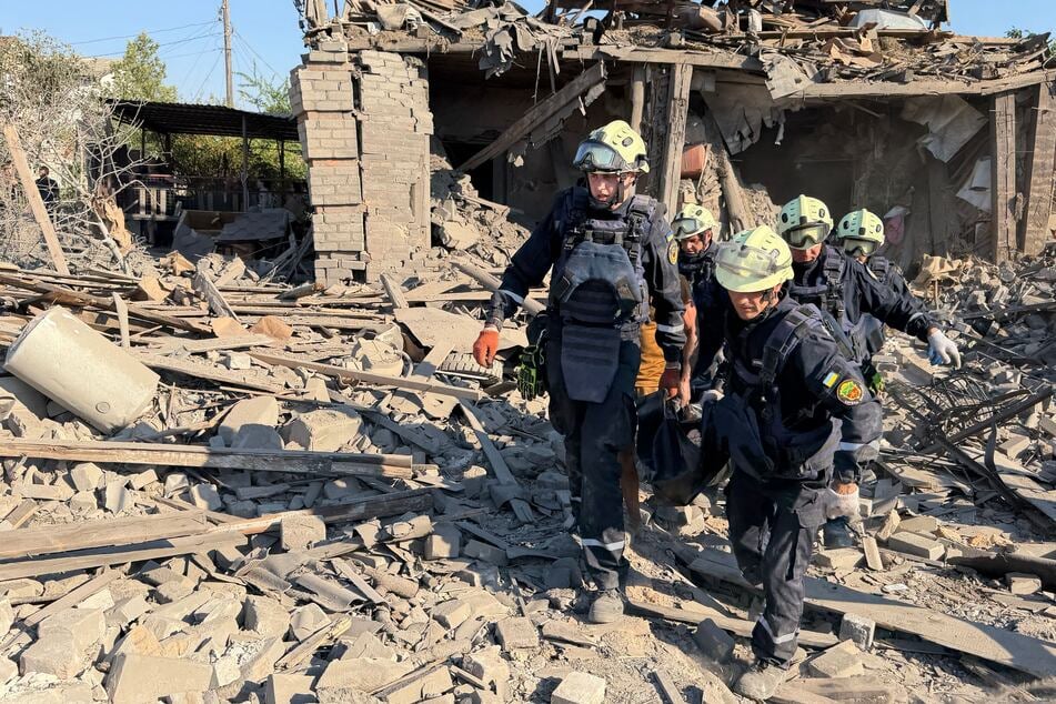 Ukrainische Rettungskräfte evakuieren eine Person am Ort eines russischen Luftangriffs in Saporischschja während des russischen Angriffskriegs gegen die Ukraine.